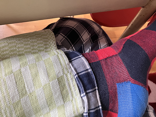 Rutiga strumpor byxor och servett