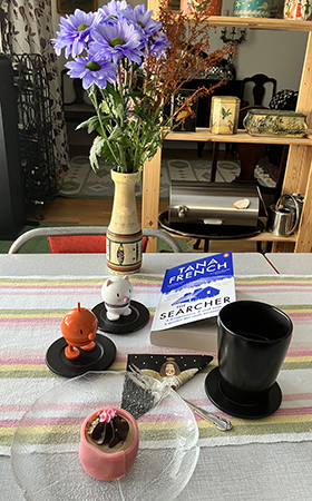 Söndagsfika med rosa Noisette Hopptisarna blåa blommor o The Searcher