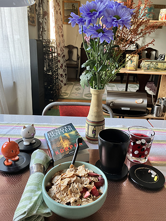 Fredagsfrukost med blå krysantemum Hopptisarna o Korpen