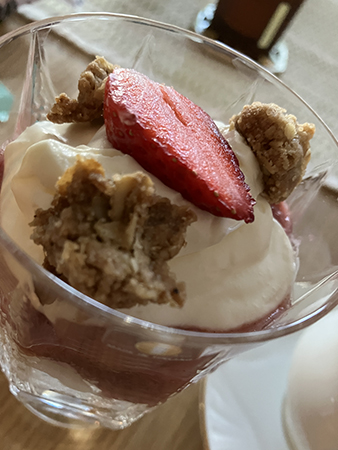 Dessertcheesecake med rabarber o jordgubbar av Anna