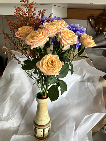 Helgbuketten 10 maj 2025 i orange o blått från Nya Björck Blomsterhandel