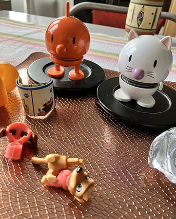 Hopptisarna och Kindereggleksak i tre delar