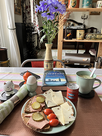 Sittande lunch hemma med Hopptisarna och De fastfrusna mackor ägg o varma koppen