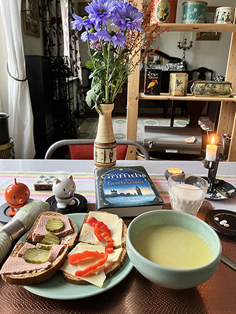 Thaisoppa och mackor med Hopptisarna o De fastfrusna tända ljus