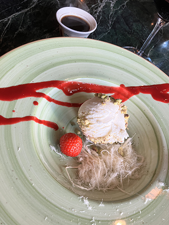 Dessert glass med nötter och rosenvatten kardemummakaffe