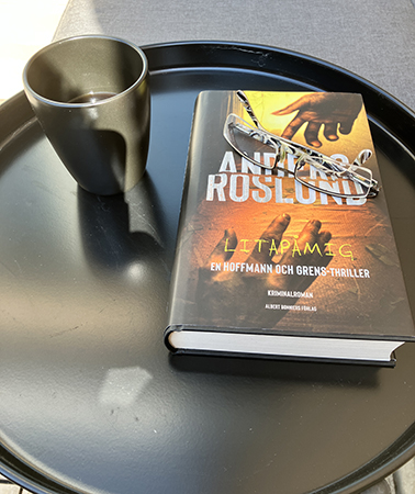 Första balkongfikan 2025 med boken Litapåmig