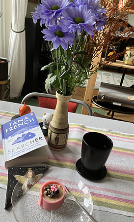 Lördagsfika med blå blommor blå bok The Searcher Hopptisarna o rosa Noisette