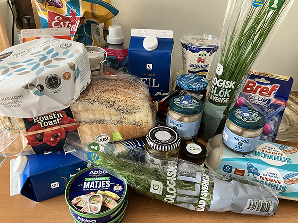 Söndagshandling bröd sill fil mjölk ägg marmelad gräslök dill gräddfil