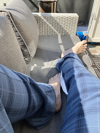 Mina ben i balkongsoffan