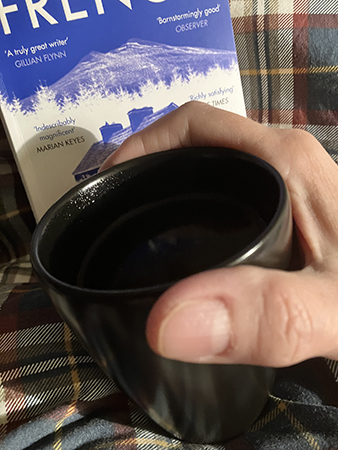 Svart kaffe på sängen