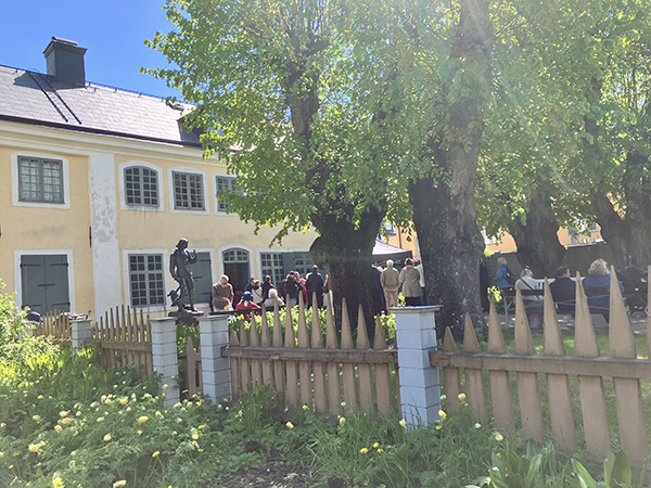 Besökare på väg in i Linnémuseet