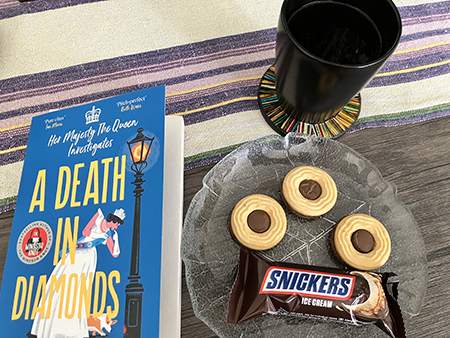 Eftermiddagsfika med A death in diamonds Snickersglass o Ballerinakex