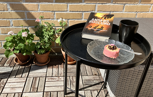 Eftermiddagsfika på balkongen med rosa Noisette