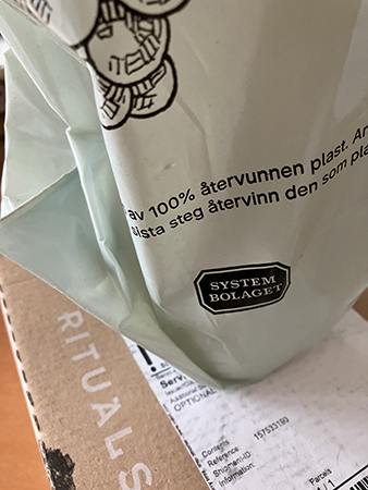 Ett paket från Rituals o en påse från Systembolaget