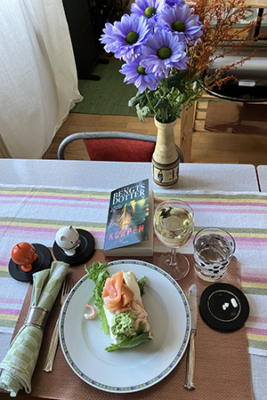 Fredagssmörgåstårta med Hopptisarna Korpen o blå krysantemum