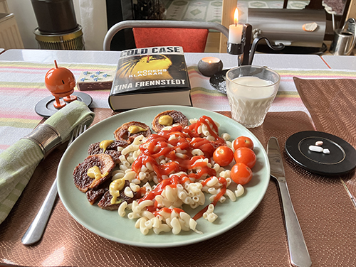 Kycklingkorv o makaroner med ketchup Hopptimisten och Dödens klackar