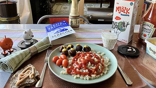 Kycklingköttbullar o makaroner med Hopptisarna och The Searcher