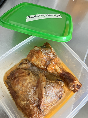 Matlåda med två bitar kyckling