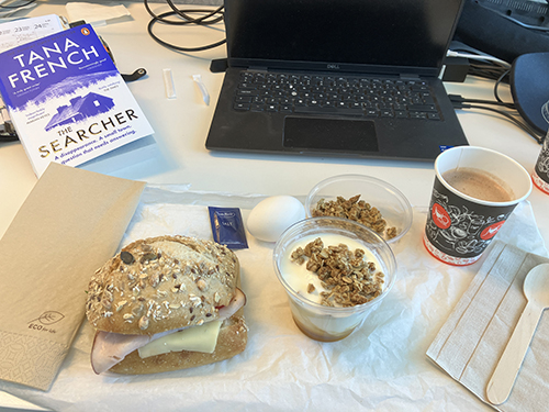 Skrivbordslunch måndag på jobbet med The Searcher