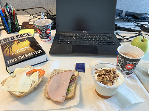 Skrivbordslunch på jobbet på Dödens klackar