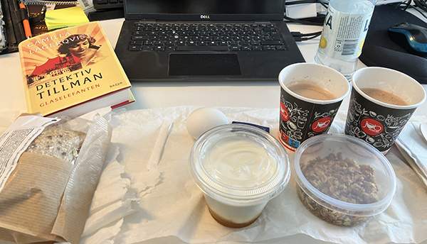 Skrivbordslunch på jobbet med Glaselefanten