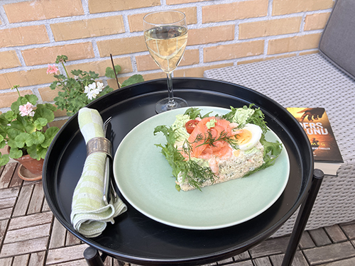 Smörgåstårtbit och ett glas pinot grigio första middagen på balkongen 2025