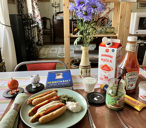 Tre kycklingkorvar med bröd Hopptisarna o Hembiträdet Tre kycklingkorvar med bröd Hopptisarna o Hembiträdet