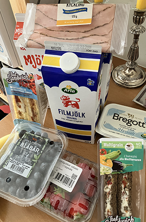 Fil mjölk bär bananer kycklingpålägg Bregott havssalt o trekantsmackor till lunch