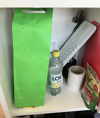 Grön flaskpåse i skåpet på jobbet