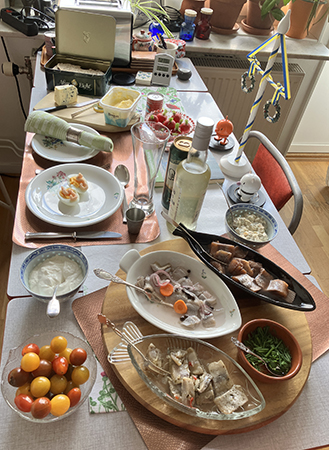 Midsommaraftons sillbord framdukat på köksbordet