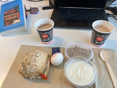 Skrivbordslunch med trasig sked o boken The Bookshop Murders