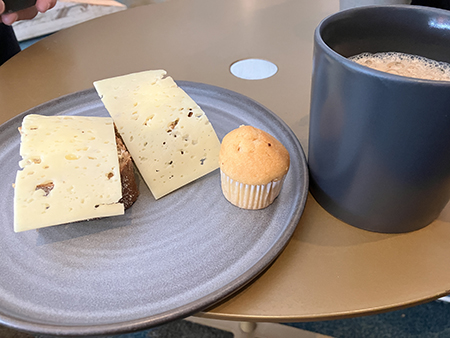 Två små ostmackor och en minimuffins med kaffe