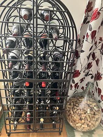 Vinskåpet och damejeannen med korkar