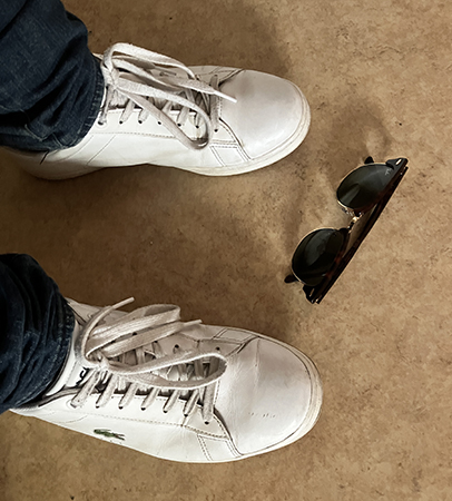 Vita La Costeskor på mina fötter och Raybansolbrillorna