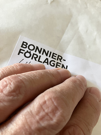 Vitt paket från Bonniersförlagen eg Romanus och Selling