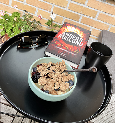 Balkongfrukost med fil kaffe o 100 procent