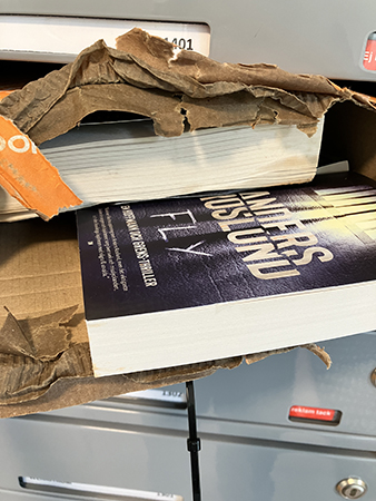 Trasigt paket från Bokus intryckt i postboxen