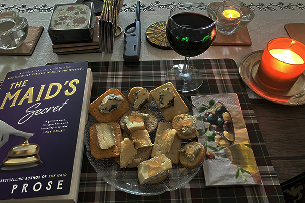 Boken The Maid's Secret ostassiett vin tända ljus