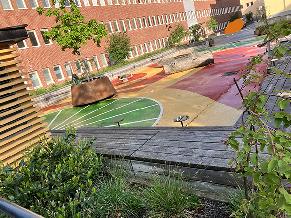 Gård eller park med bänkar vid Cykelfabriken Gård eller park med bänkar vid Cykelfabriken