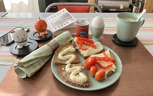 Hemmalunch med Hopptisarna Dirt Town mackor ägg o varma koppen sparris