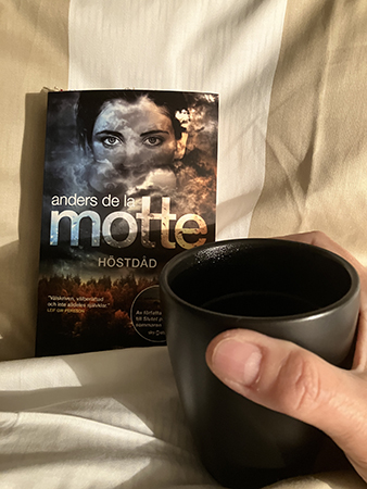 Höstdåd och kaffe på sängen med nya satinlakan i bädden