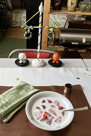 Jordgubbar med mjölk o grädde Hopptisarna midsommarstång midsommardagen 2025