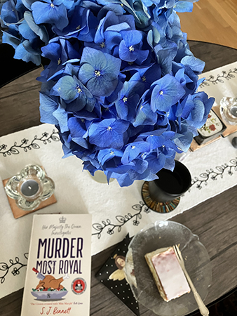Lördagsfika med Napoleonbakelse från City Gross Murder most royal och blå hortensia