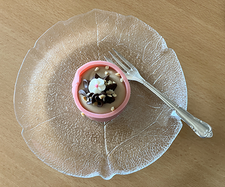 Noisette rosa på glasfat med silvertårtgaffel