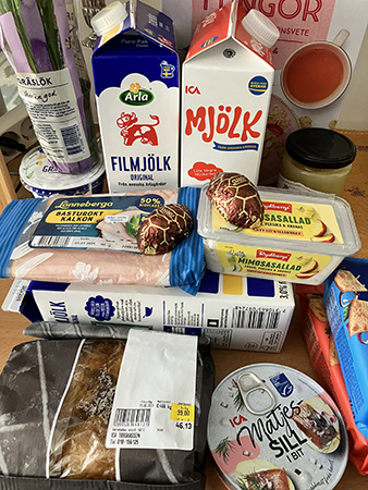 Sill gräslök kallskuret grillade kycklingklubbor mimosa fil mjölk kex flingor äpplemos sköldpaddor