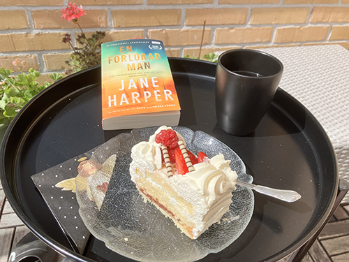 Söndagsfika på balkongen med En förlorad man o en jordgubbs- och gräddbakelse från City Gross Söndagsfika på balkongen med En förlorad man o en jordgubbs- och gräddbakelse från City Gross