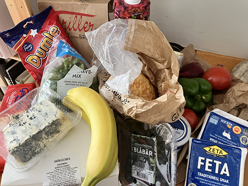Trillerpåse Dumle ost grönsaker bröd bananer blåbär fetaost tzatziki tranbärsdricka