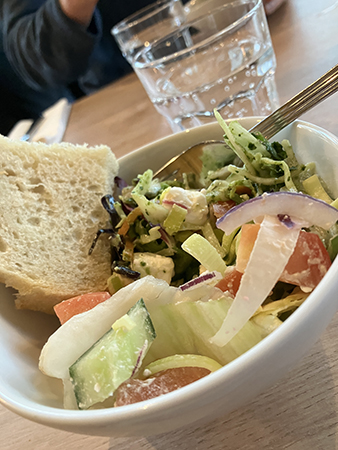 Bröd med nästan bara salladskål