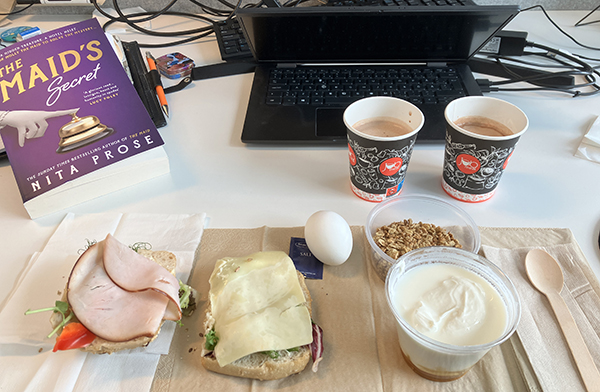 Jobblunch vid skrivbordet med städerskan