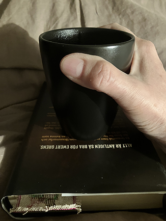 Kaffe på sängen och läsning Kaffe på sängen och läsning